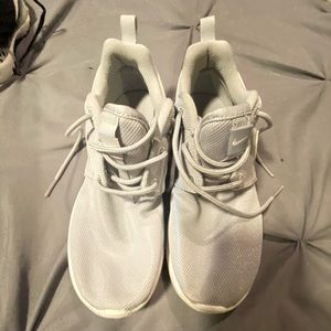 Boys NIKE Sneakers. Sz 2.5 (Light Gray)